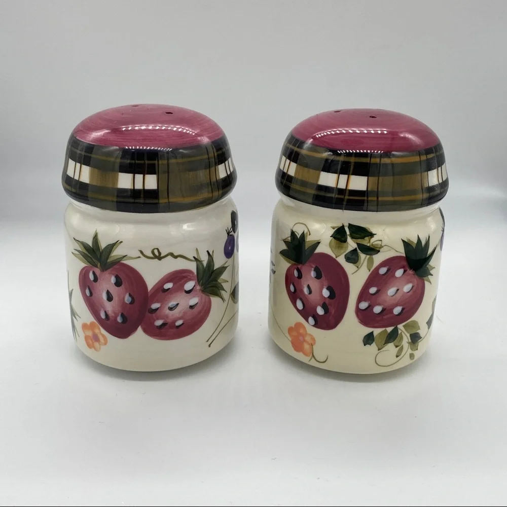 Salt‎ & Pepper Set Strawberry Plaid by ONEIDA